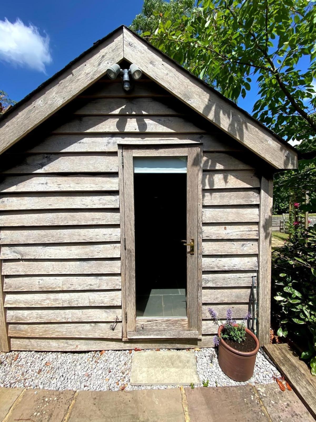The Tool Shed Nestled In Idyllic Countryside Villa Linchmere Buitenkant foto